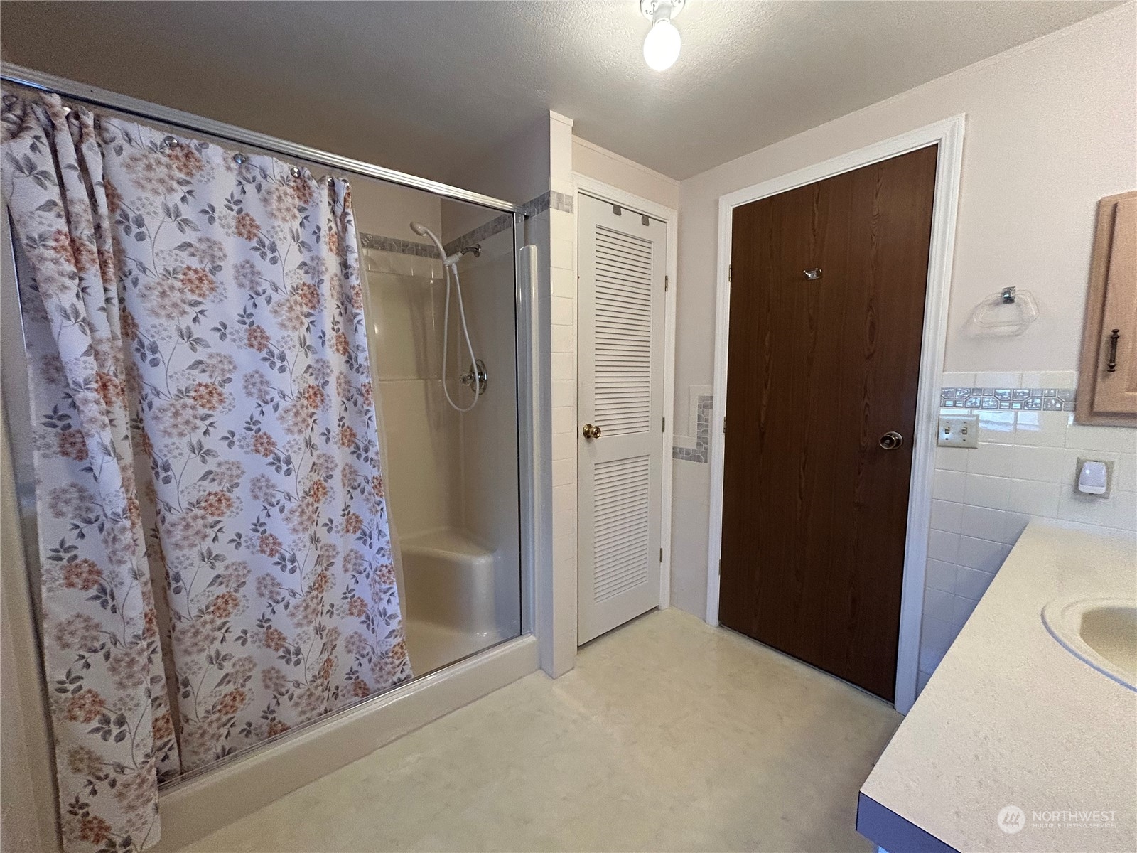 walk-in shower - everything in great condition