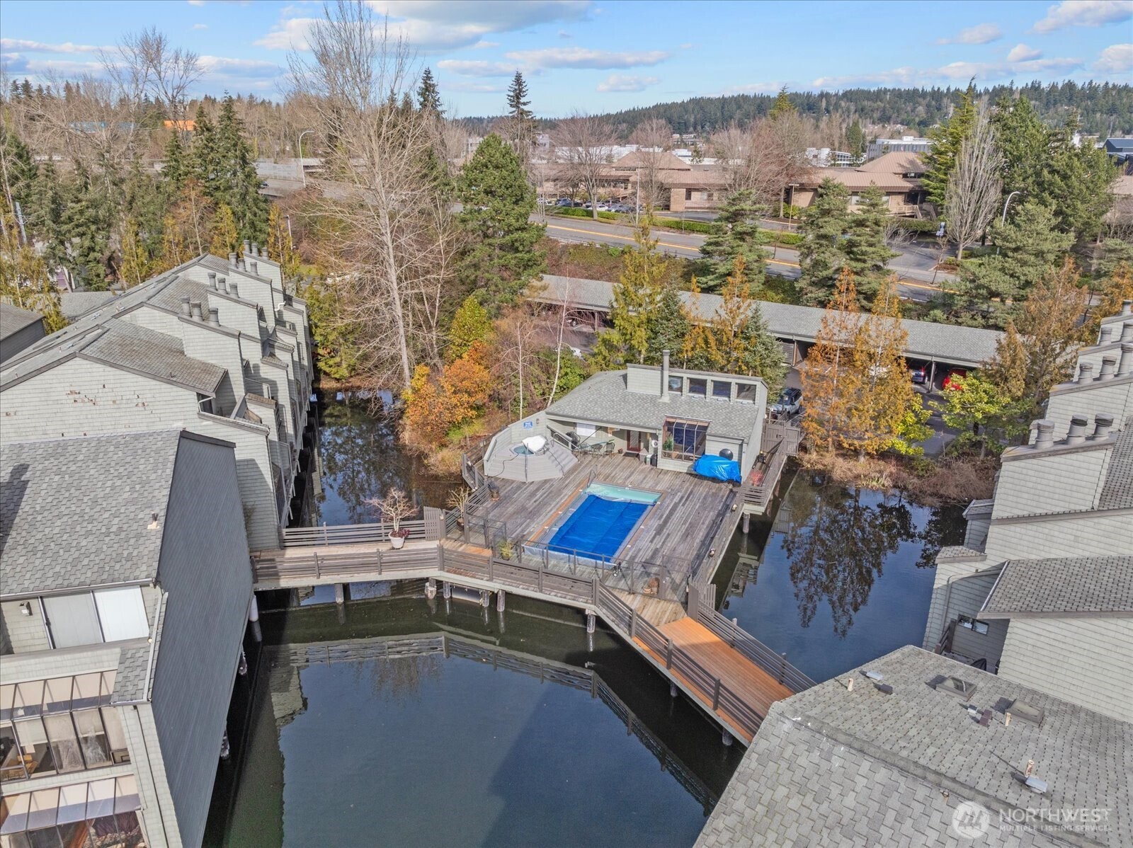 Community swimming pool w/hot tub and dog park