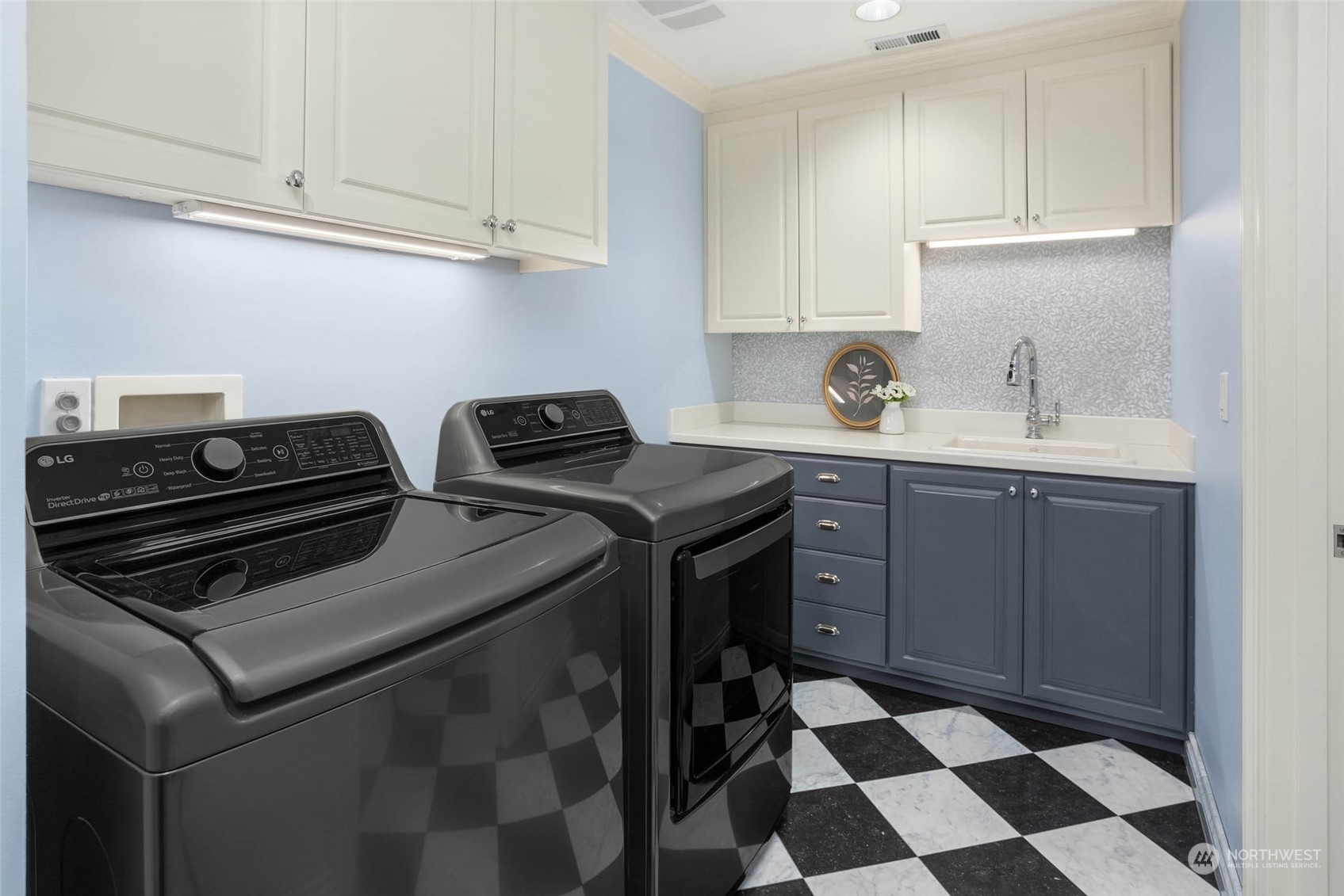 Large laundry room on upper floor