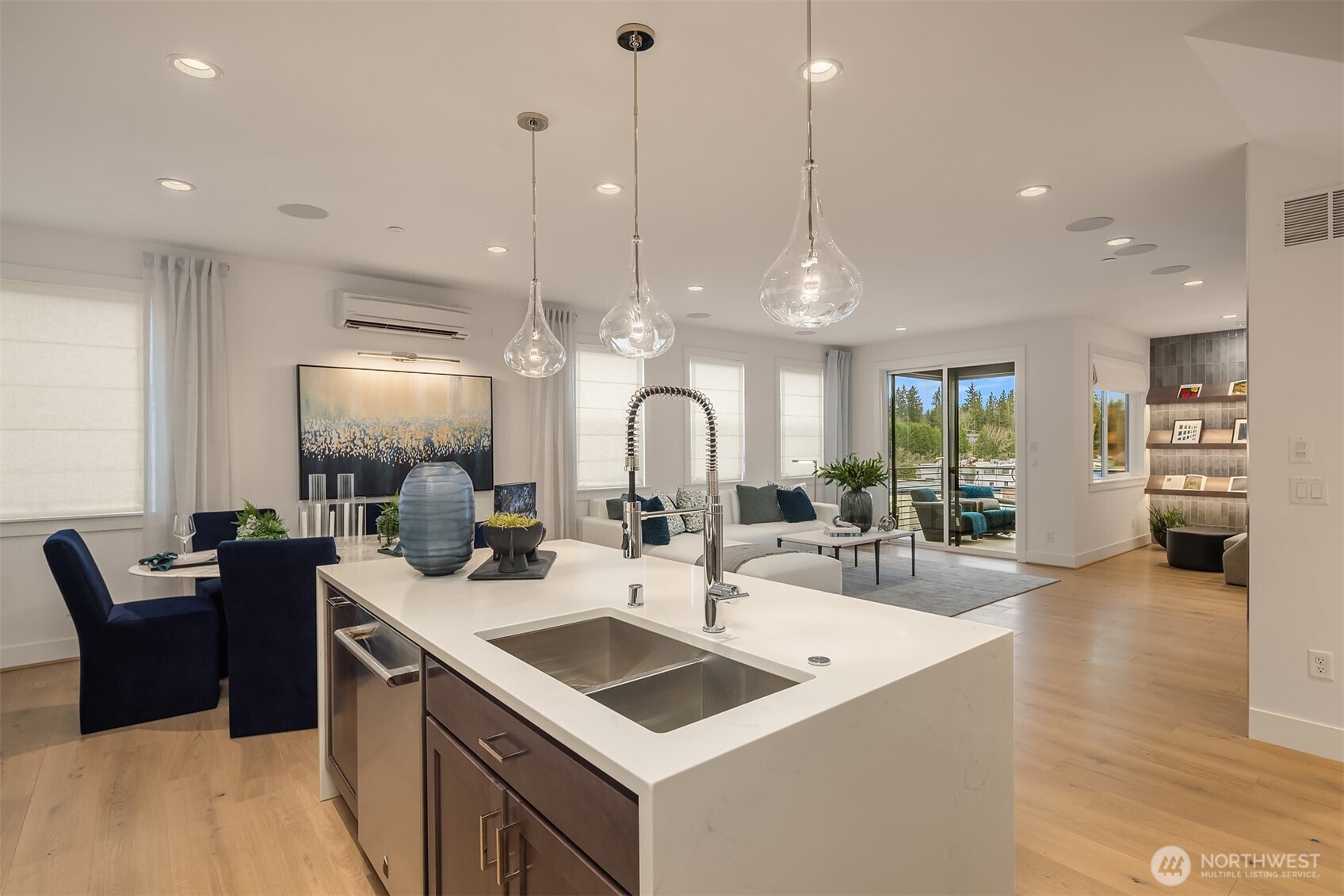 Photos of the Kinney model home for illustration purposes only & are not of the Kinney available for purchase. Home selections will vary.