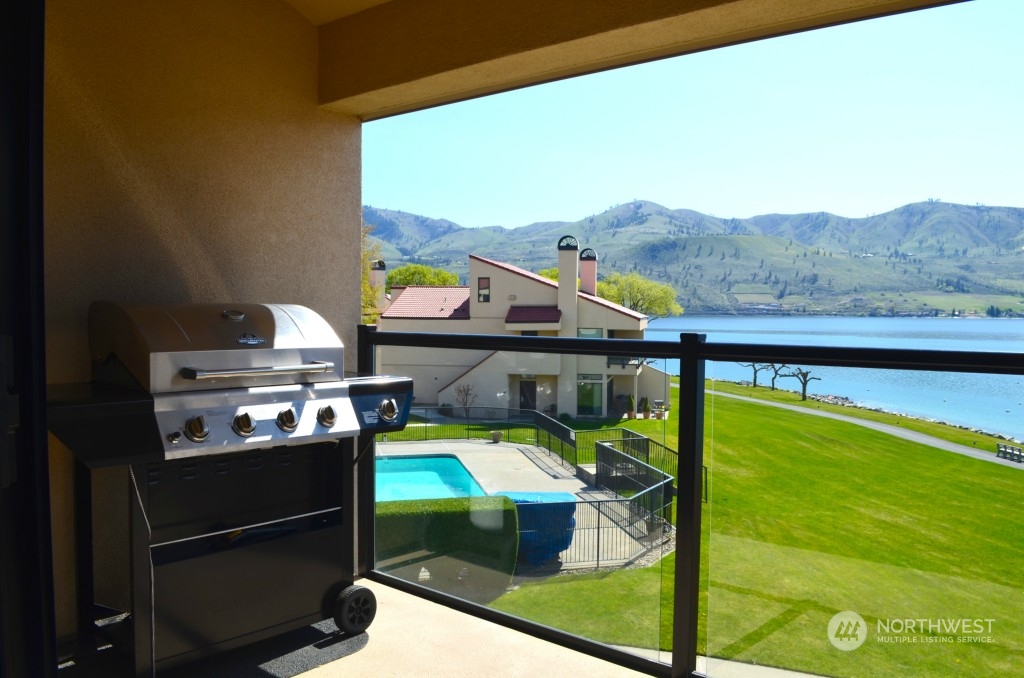 Balcony with Gas BBQ and fantastic view of Lake Chelan