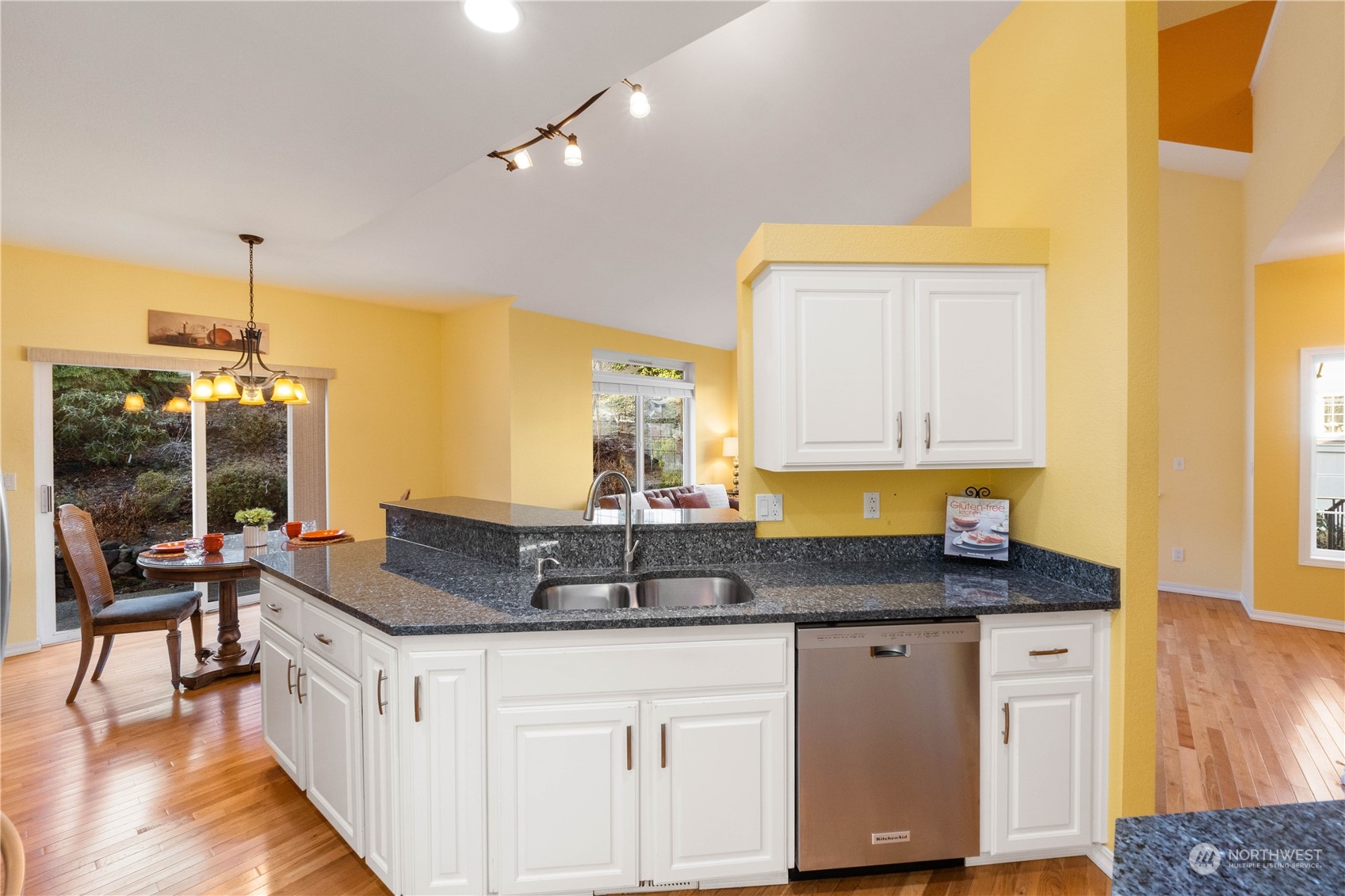 Undermount double stainless steel sink, lots of countertop space