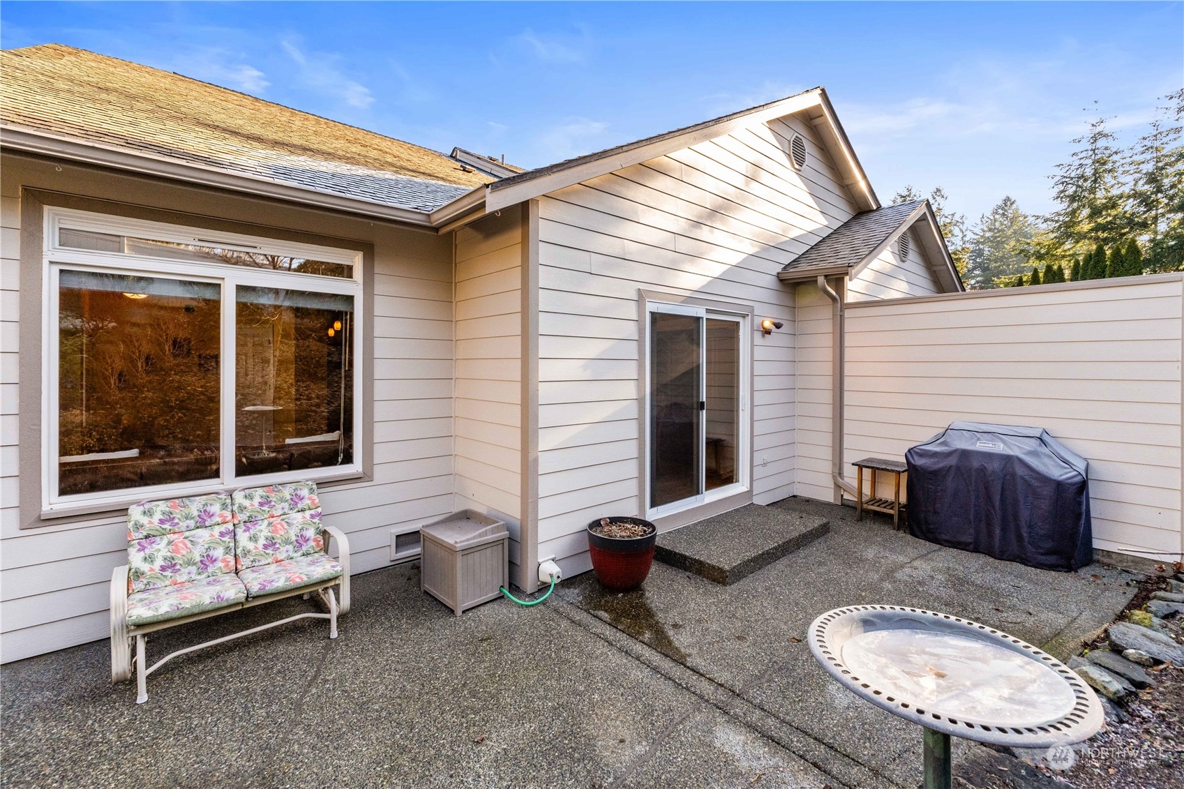 Room to relax and enjoy the birds, BBQ and privacy of the outdoors