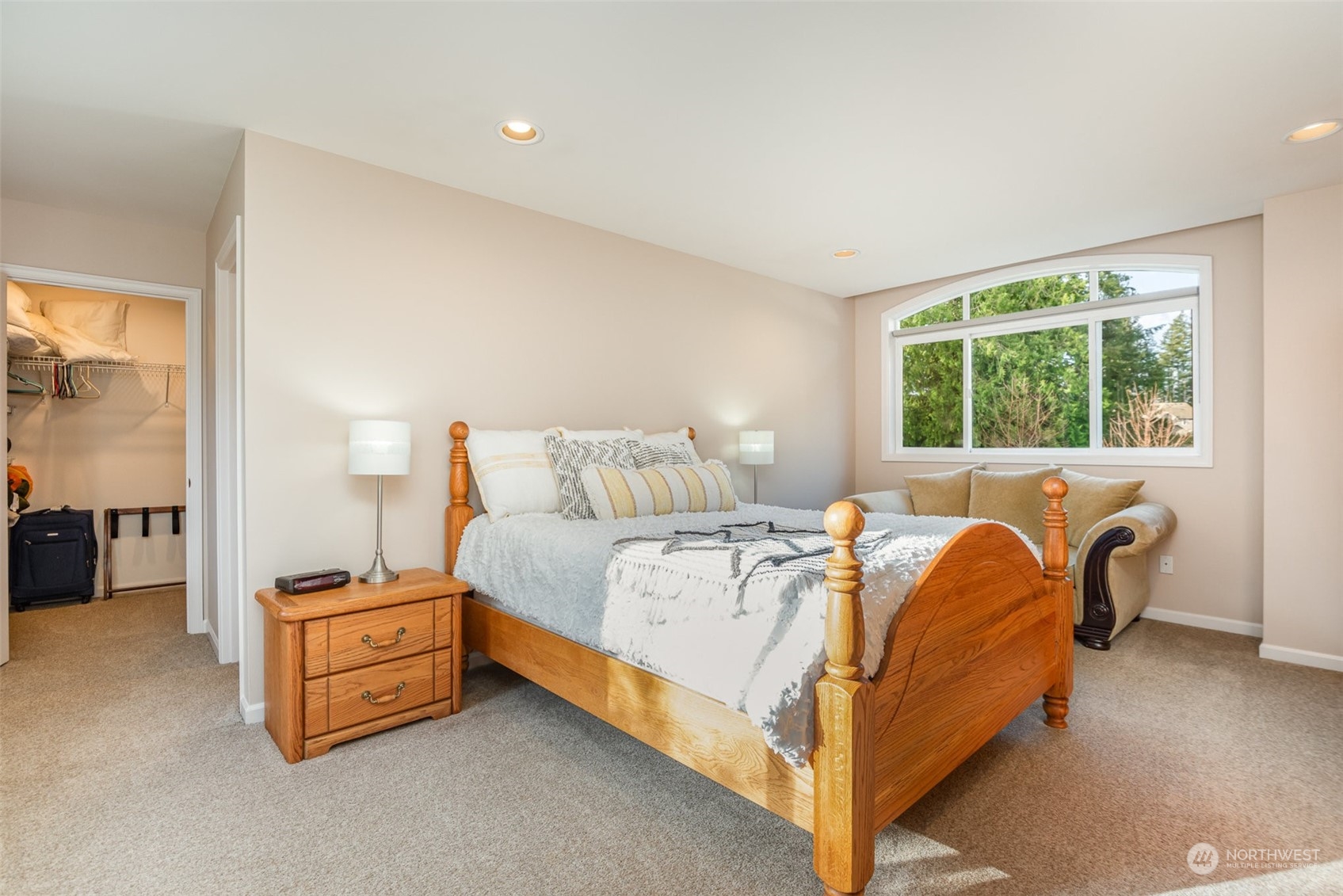 Guest En-Suite Above Garage with Full Bathroom