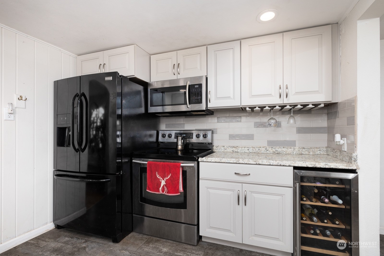 Haven't you always wanted a wine cooler in your kitchen? And look at the wine glass racks under the cabinets.  Just what you need, right?