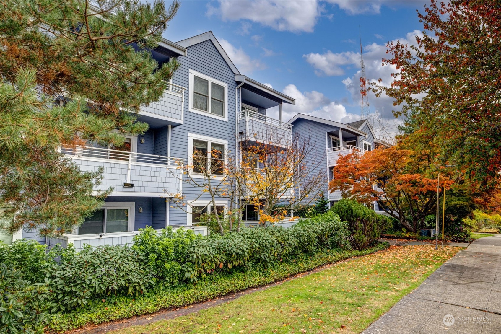 Built in 1988 this Queen Anne Condominium sits on the Coveted SE slope overlooking downtown and Elliot Bay, just steps from the top of QA's shopping and business district!