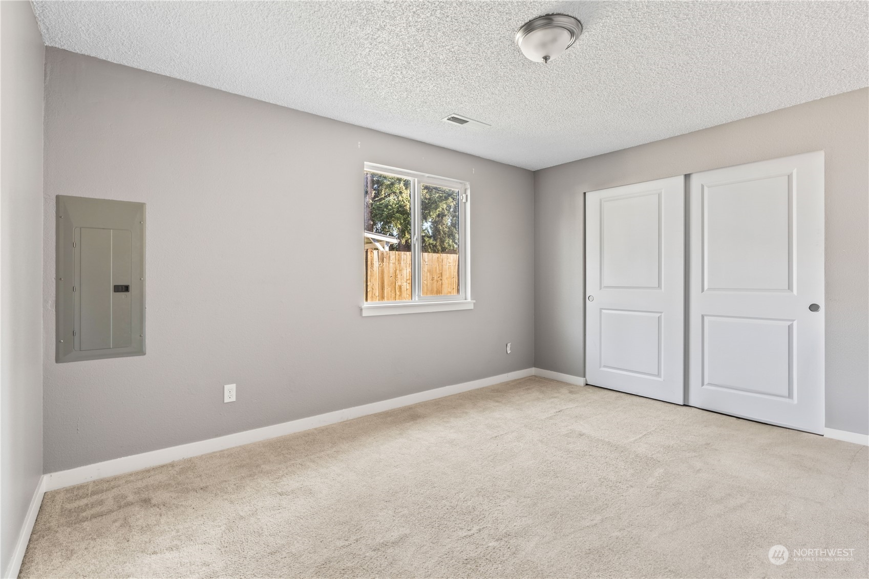 Primary suite w/ walk in closet and bathroom