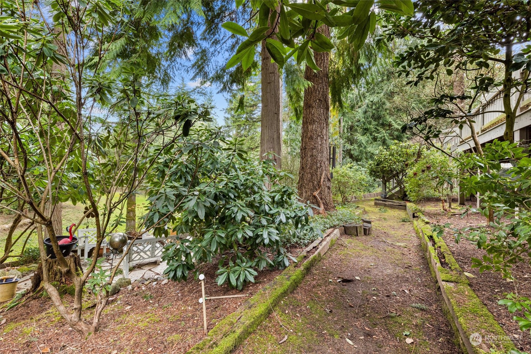 NW Vibe Yard - Trail and Seating Area Overlook Park