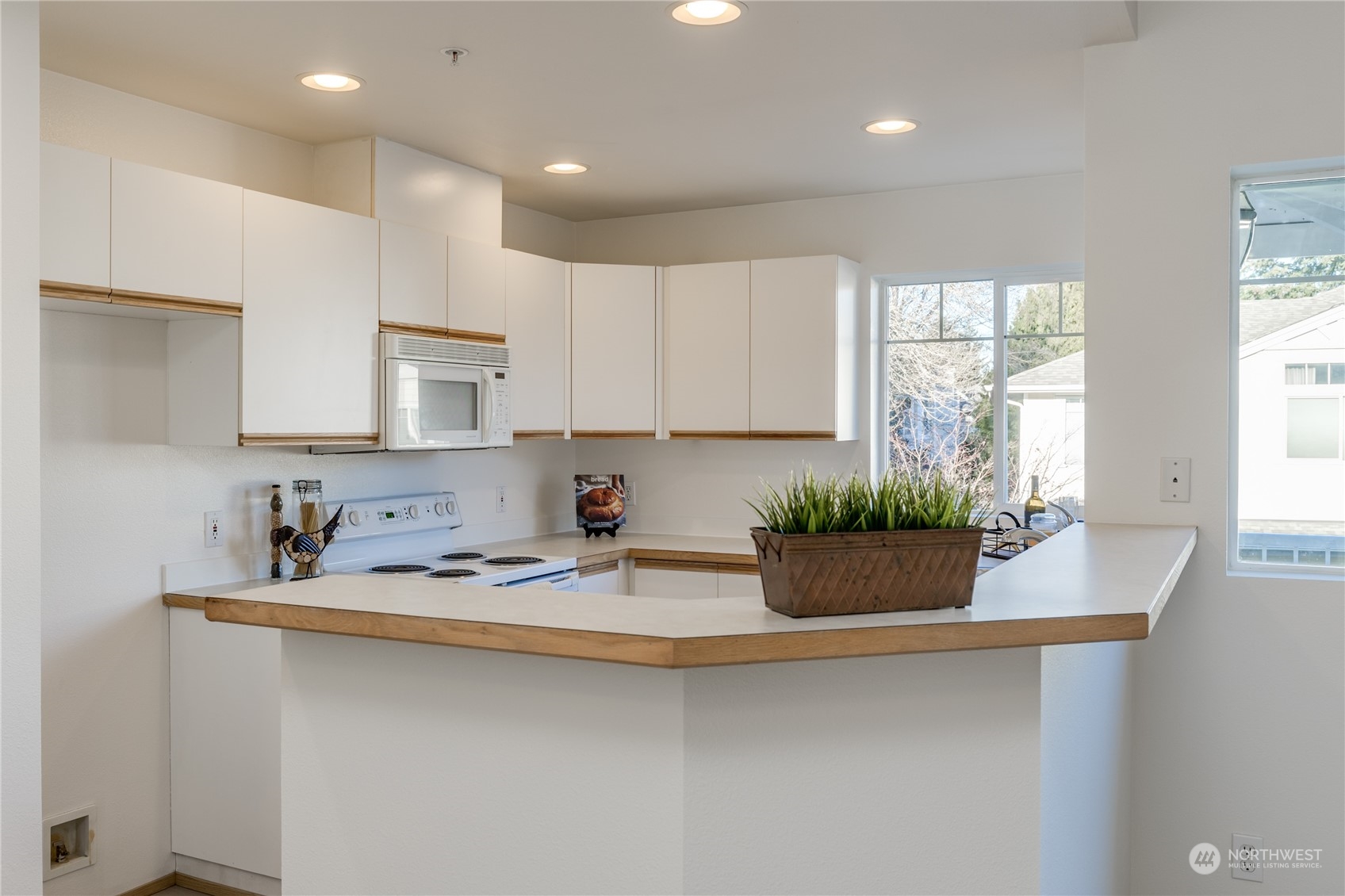 Spacious kitchen with breakfast bar