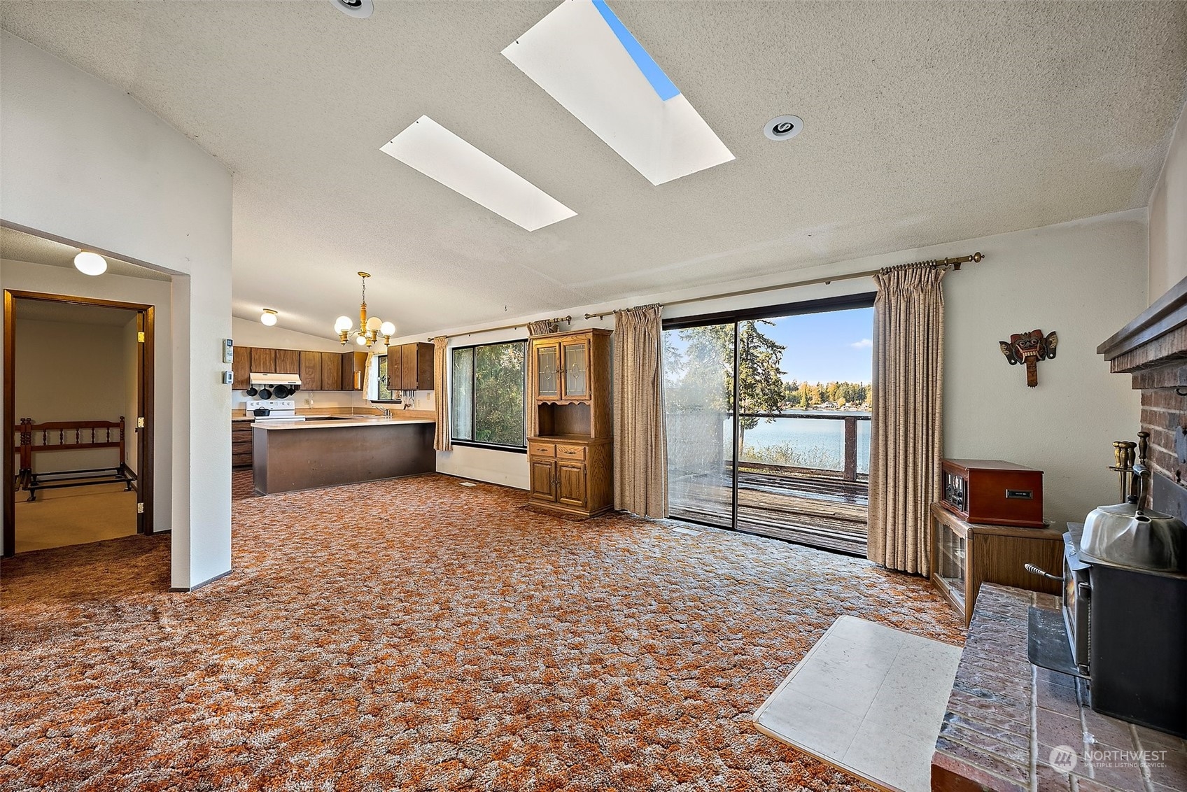 Detached 587 Sq Ft Garage w/ Shop Space