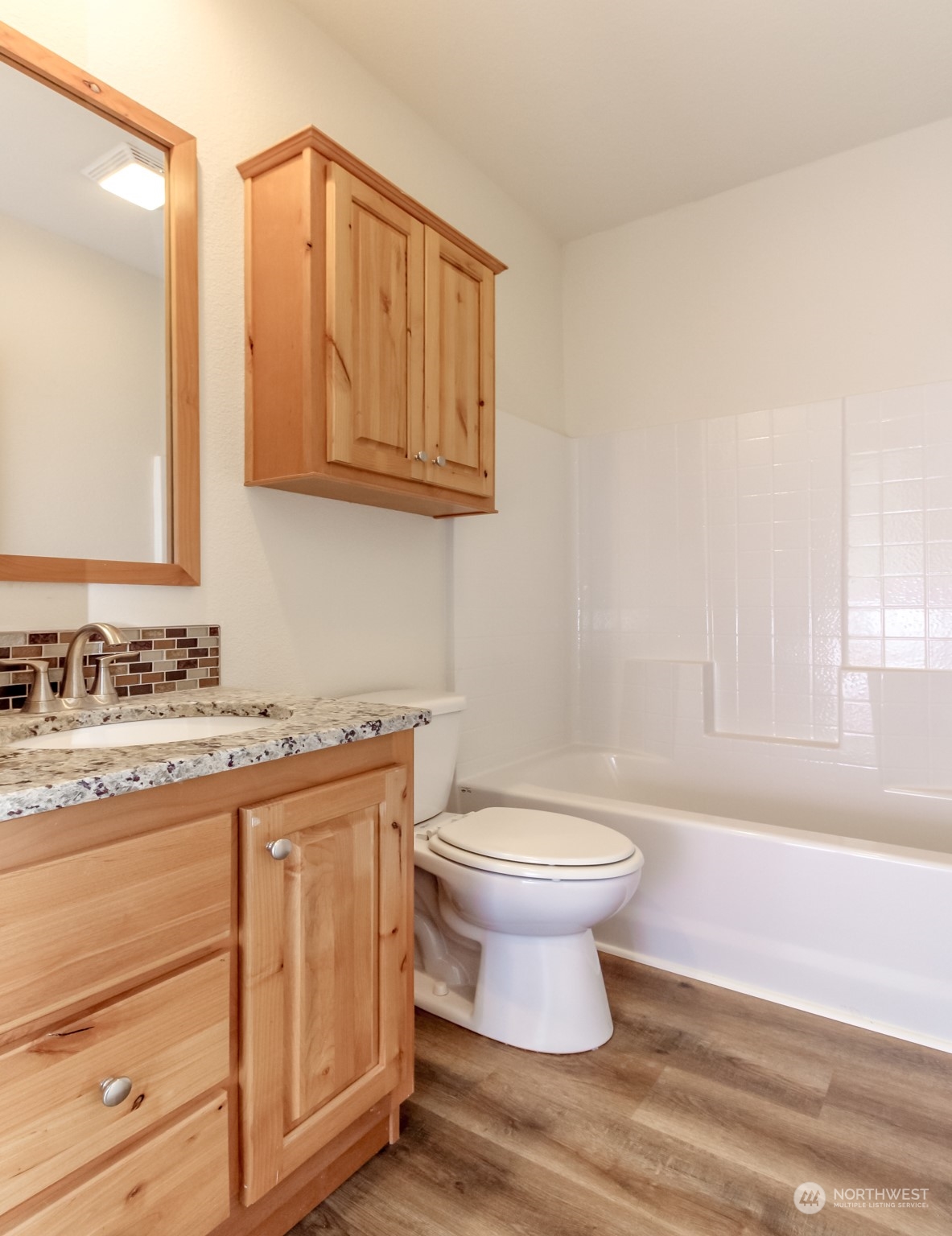 Hallway full bathroom with tub & shower combo