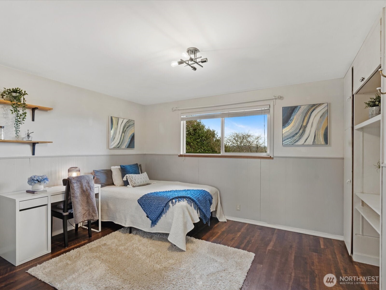 4th bedroom with built-ins.