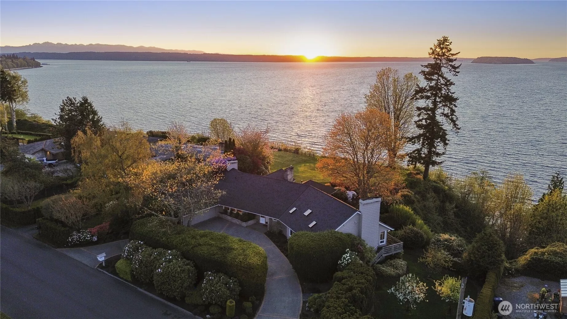 1040 North Park Drive...an acre of bluff property.