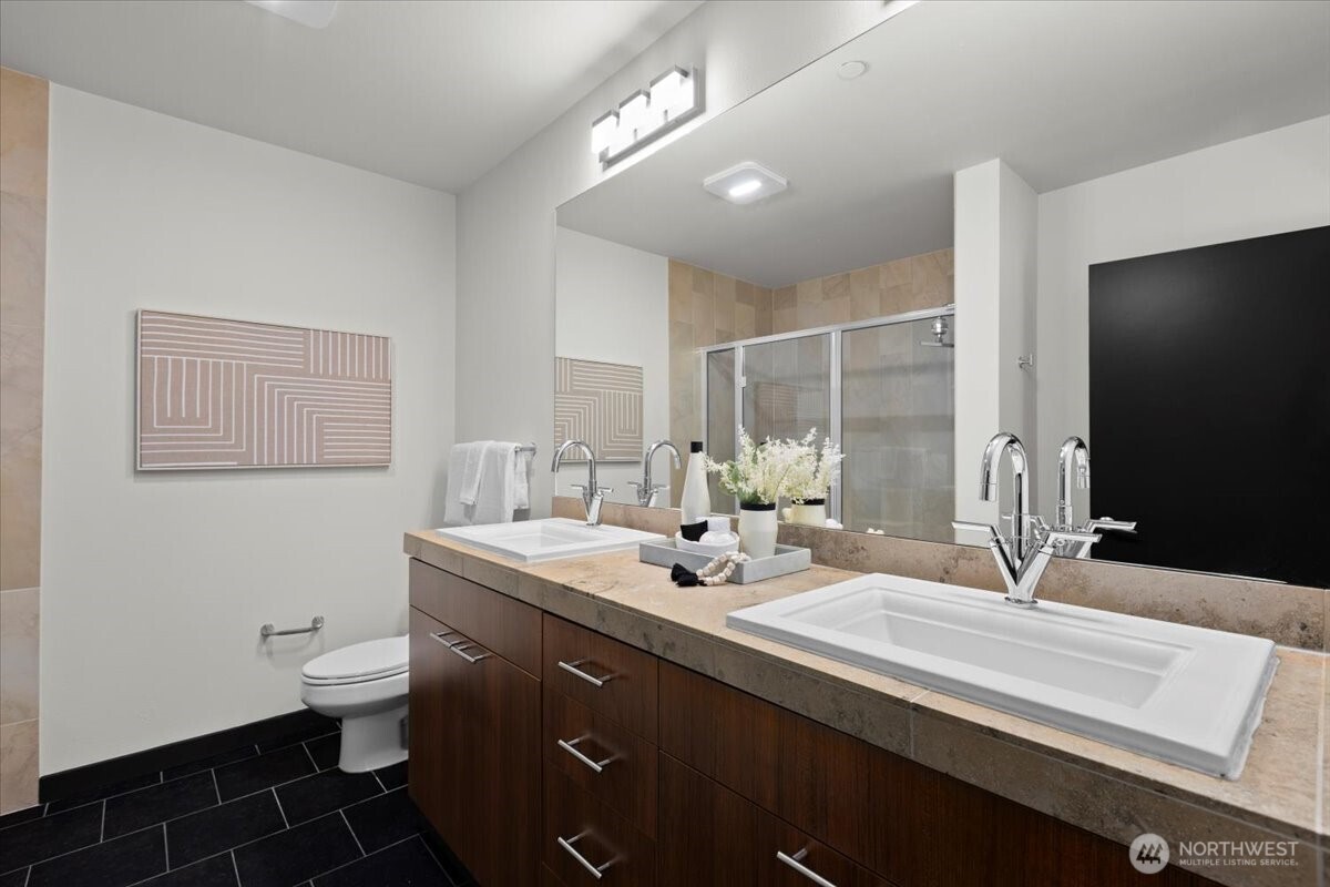 En-suite 3/4 bathroom w/ double vanity, fresh paint, newer lighting