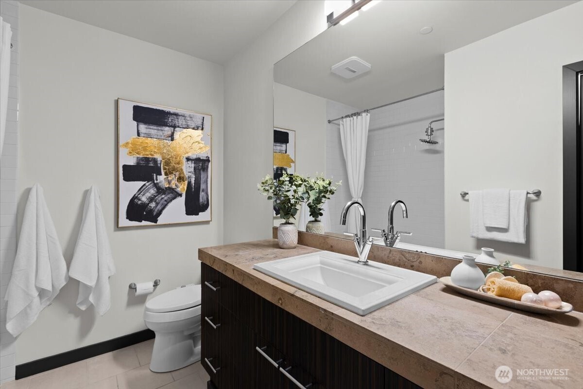 Full second bathroom w/ fresh paint, newer lighting