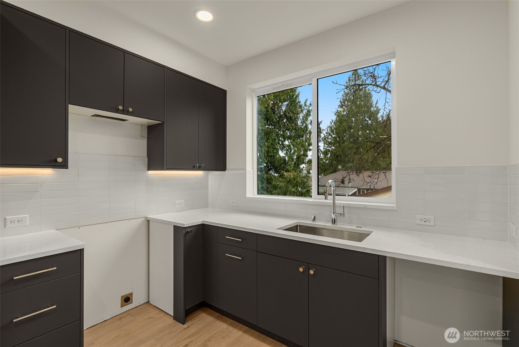 Natural light? Check. Clean lines? Check. Space for all your gadgets, snacks, and midnight cravings? Double check.
