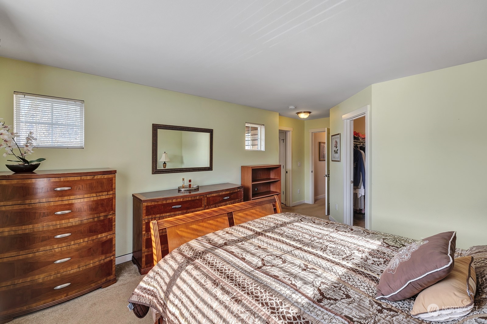 Primary bedroom w/ walk in closet & ensuite bathroom.