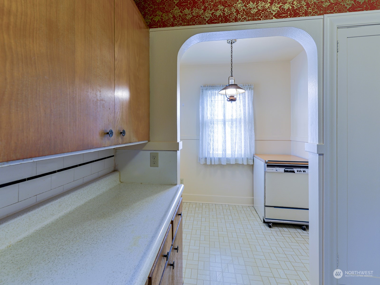 Looking in to the nook from the kitchen.