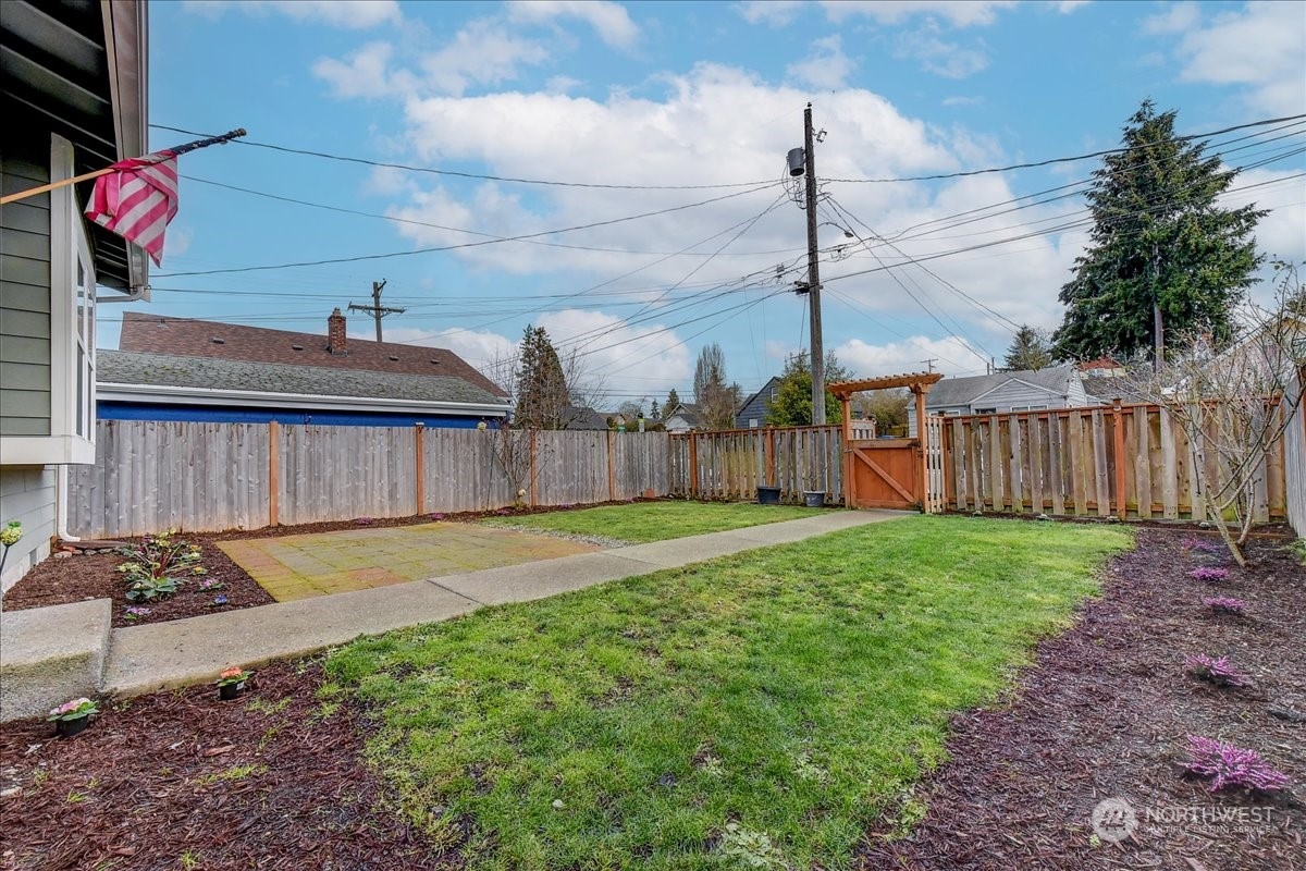 Nice Large Fenced front yard area