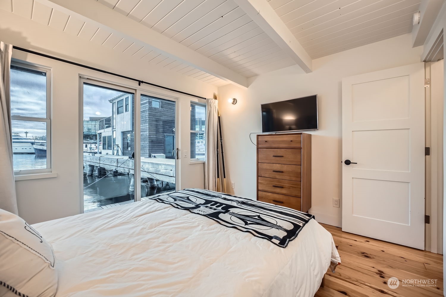 Lying in bed at night with the city lights and a view of the Space Needle is divine... Enjoy stepping out on the deck off the primary bedroom to take in the water views, go kayaking, paddle boarding or a boat ride anytime day or night.