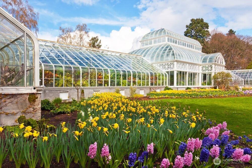 Volunteer Park is just six blocks away.