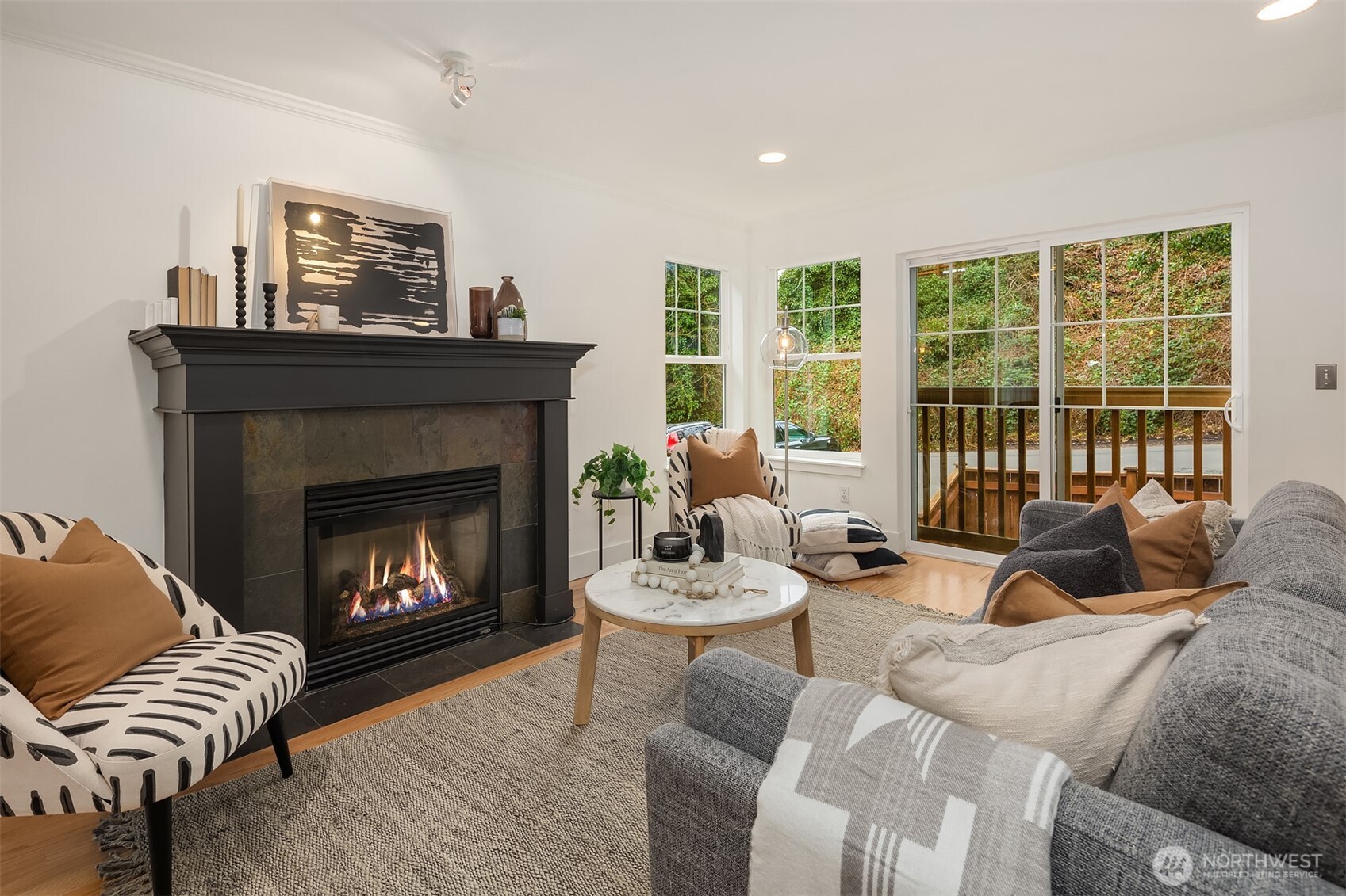 The warmth of the gas fireplace can heat the entire floor on cold nights.