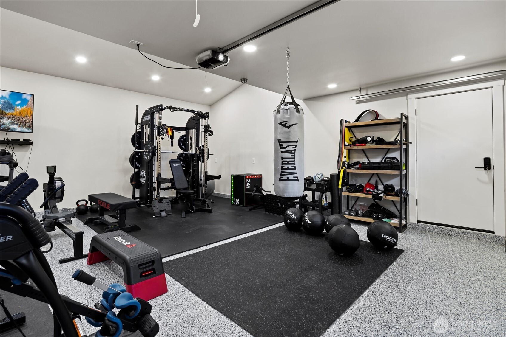 Fully-equipped gym with rubber floor, TV & sound