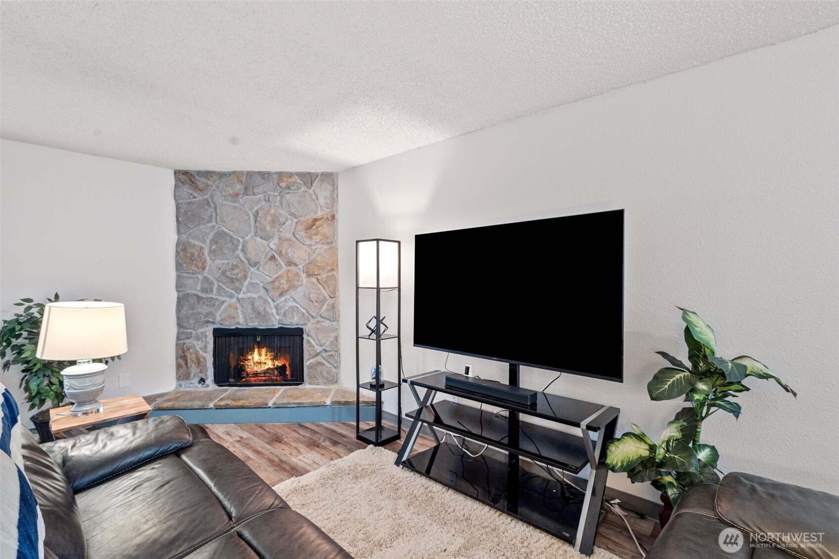 Natural gas fireplace