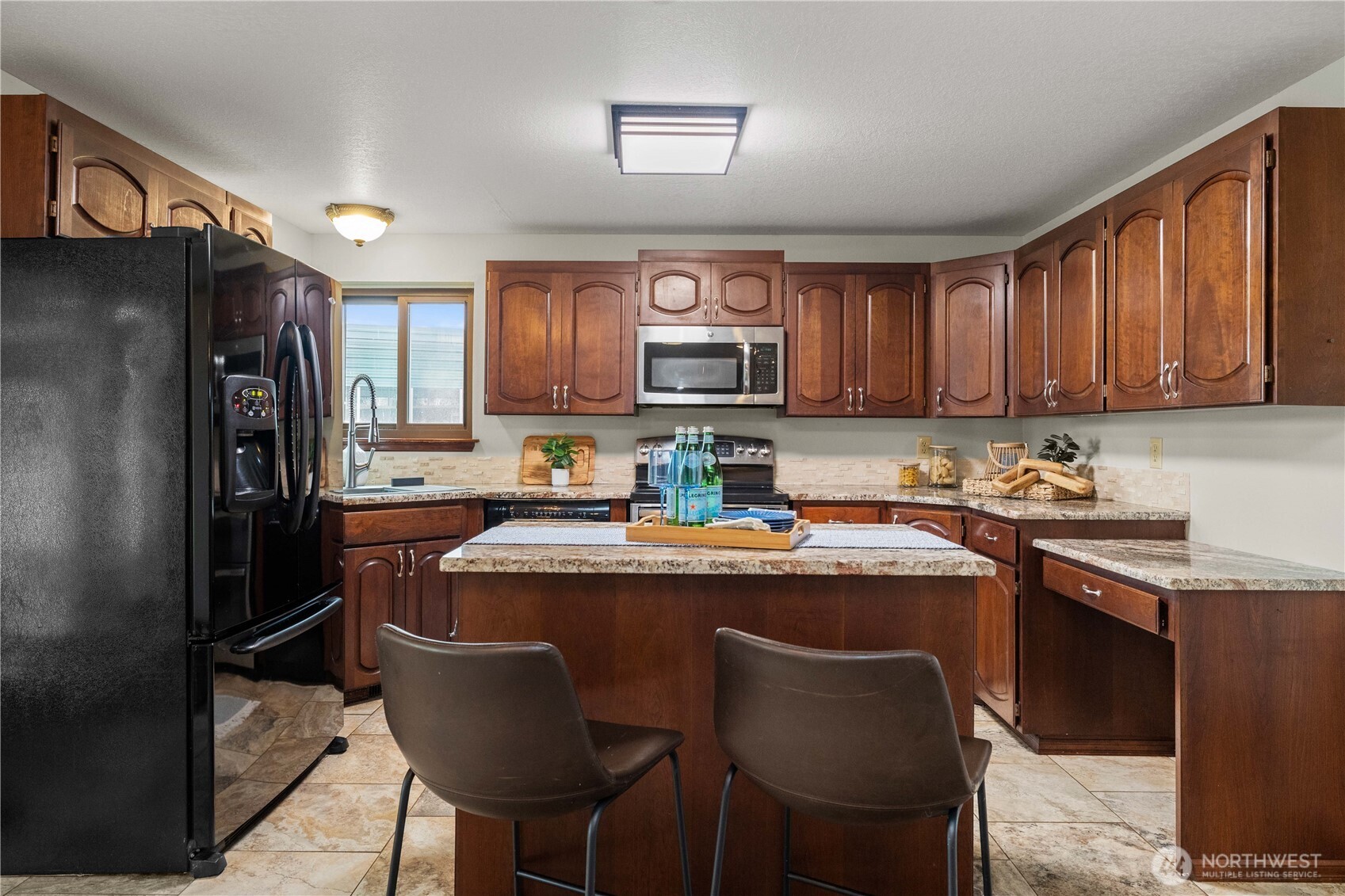 Eat In Breakfast Bar & Built-in Desk