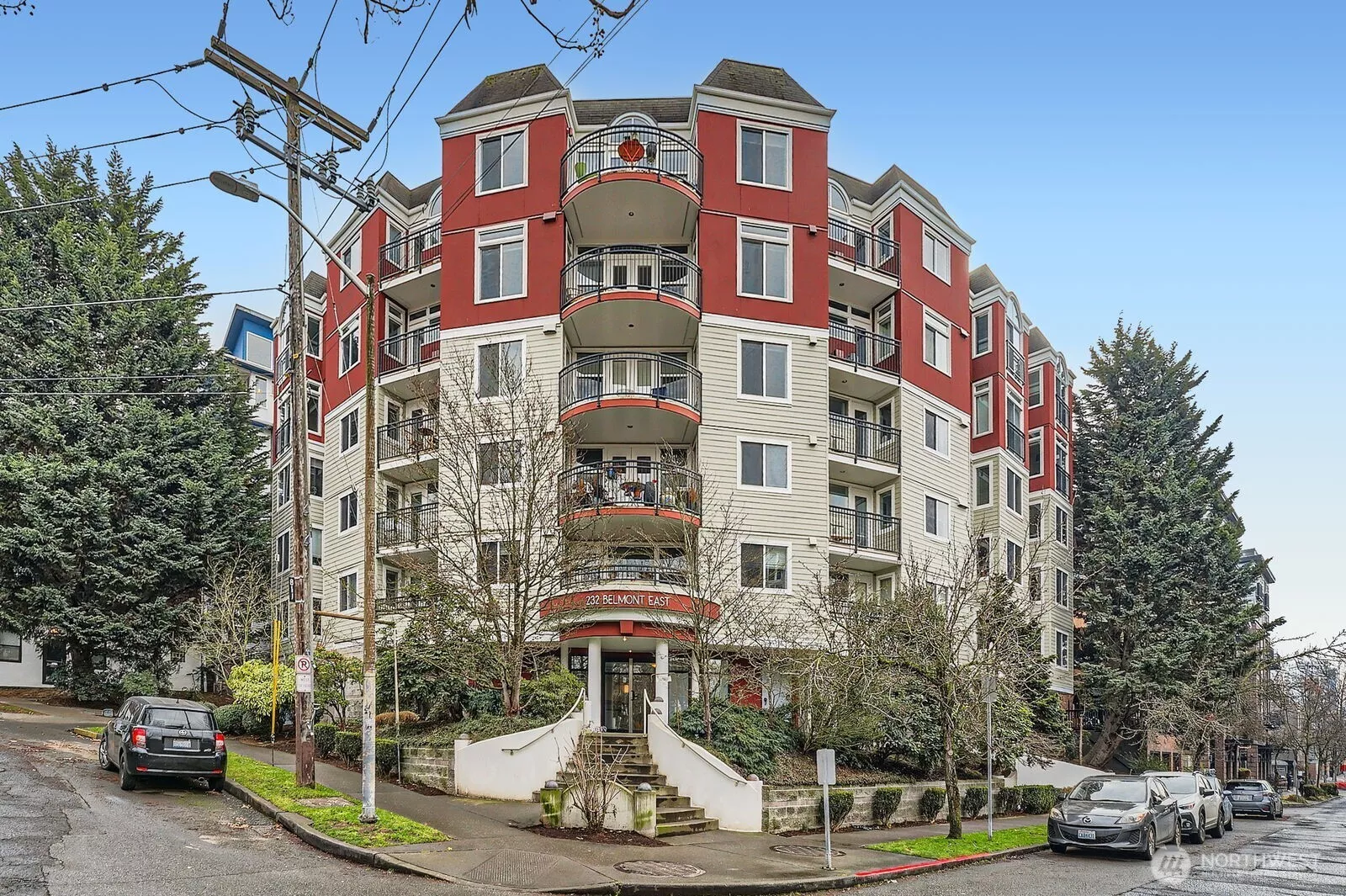 Welcome to Garden Court, tucked away in a calm residential neighborhood just 2 blocks from light rail and all the convenience of Capitol Hill