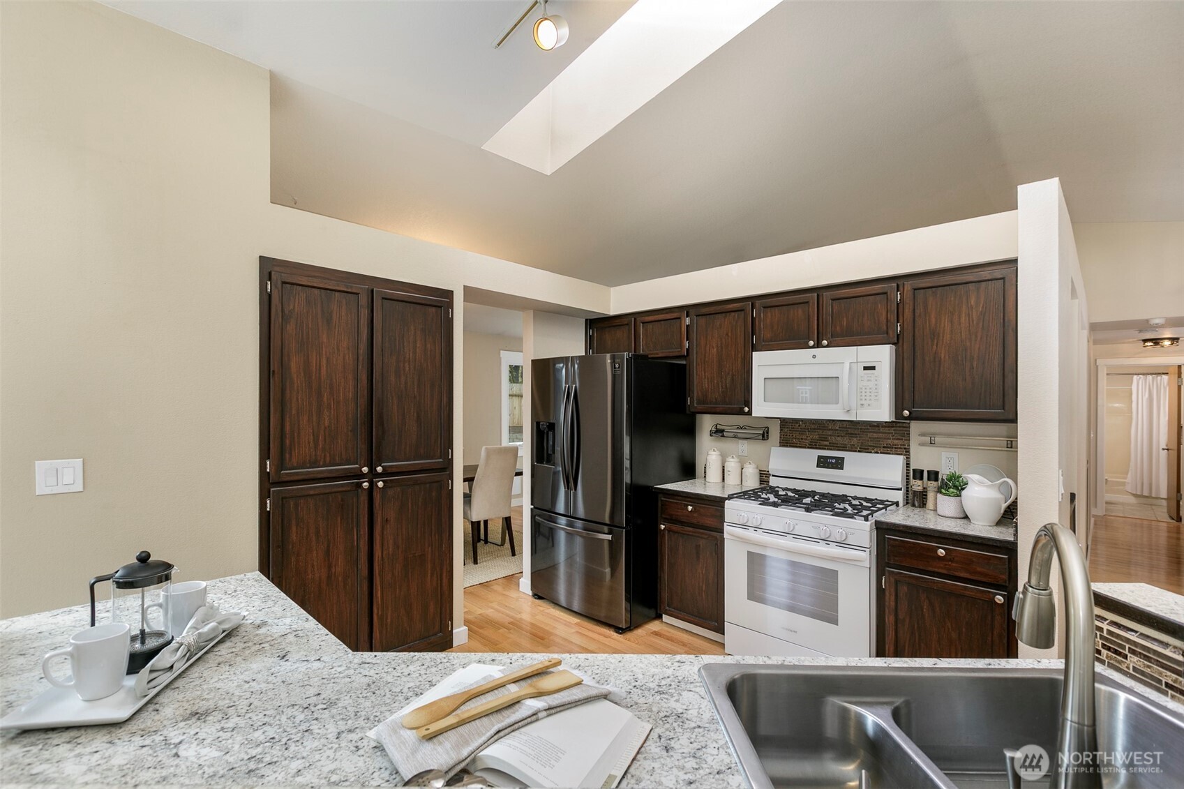 Open flow around kitchen island