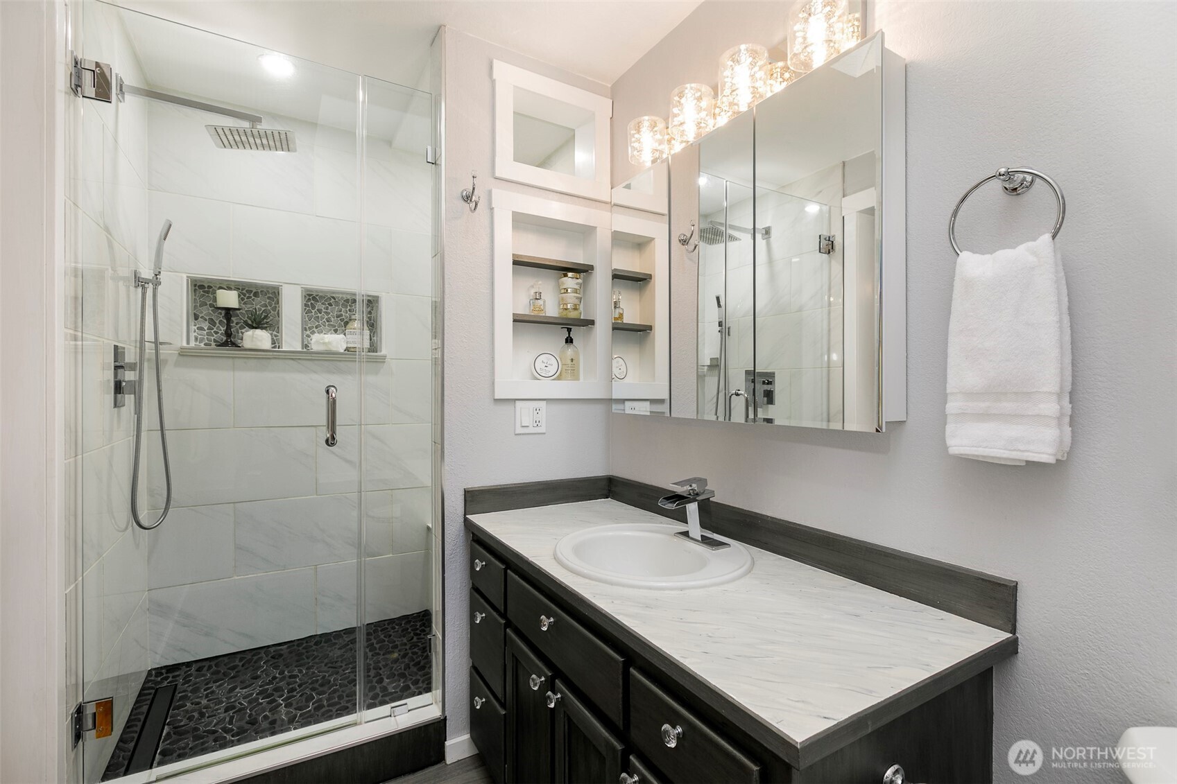 Updated primary shower w/ 2 head & bench seating area