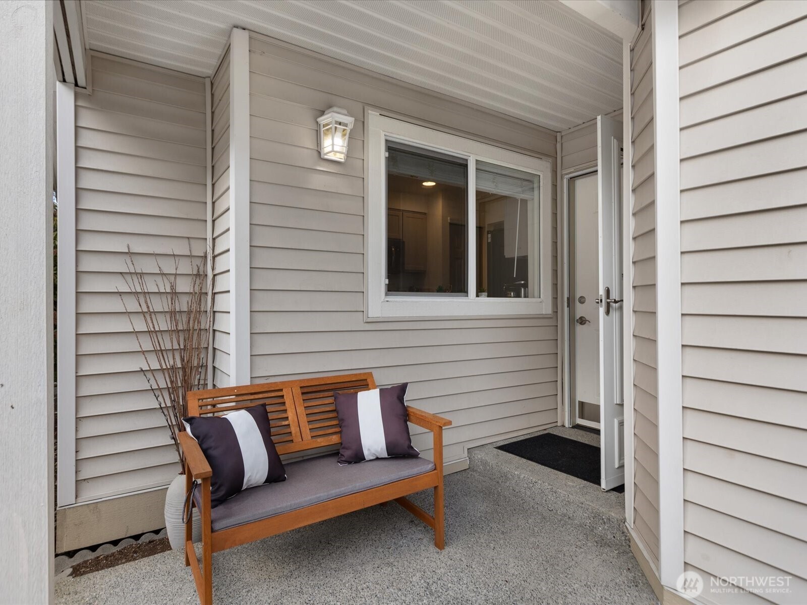 Nice cozy & private front porch