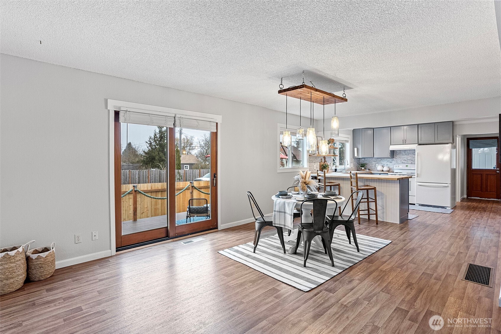 Light and bright dining area with room for even the largest of dining tables!