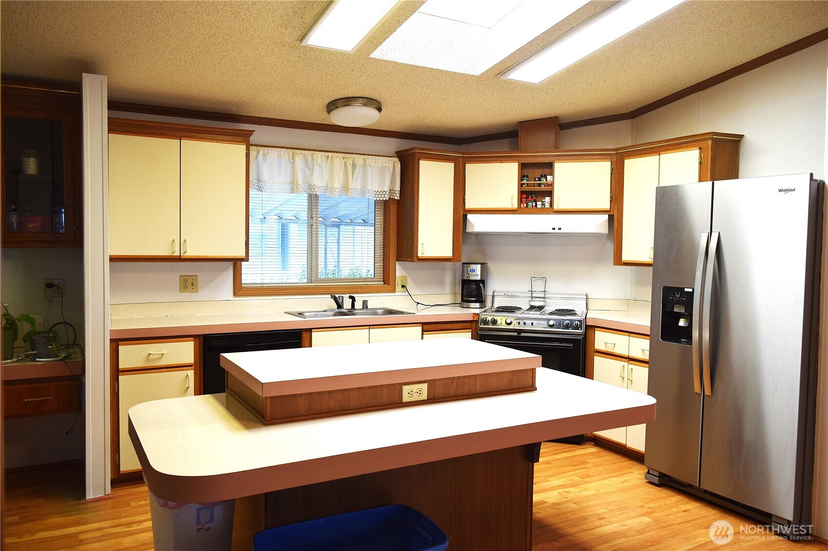 Kitchen with large island