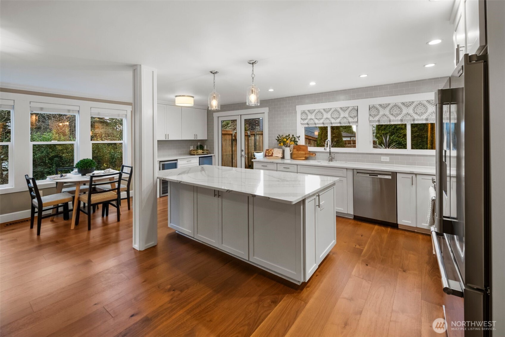 Beautifully designed kitchen with additional wine bar and lots of extra storage space in the oversized Island.