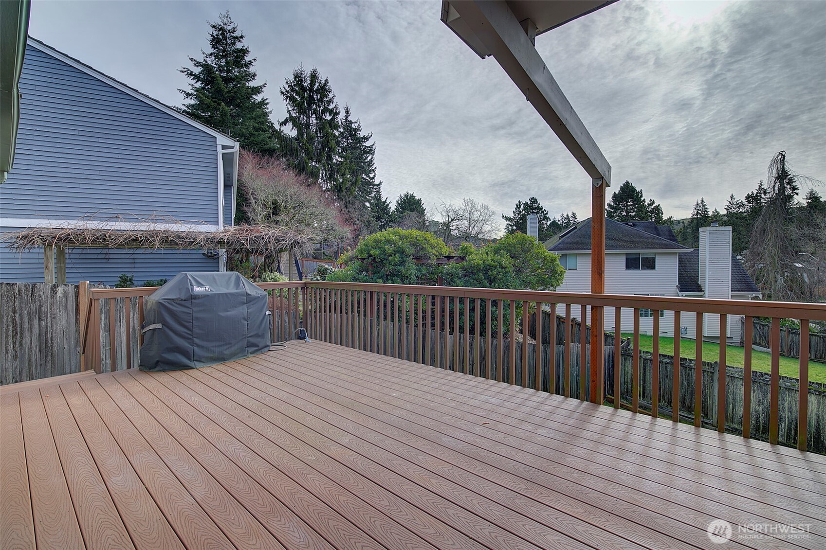 Deck with plumbed-in (natural gas) BBQ