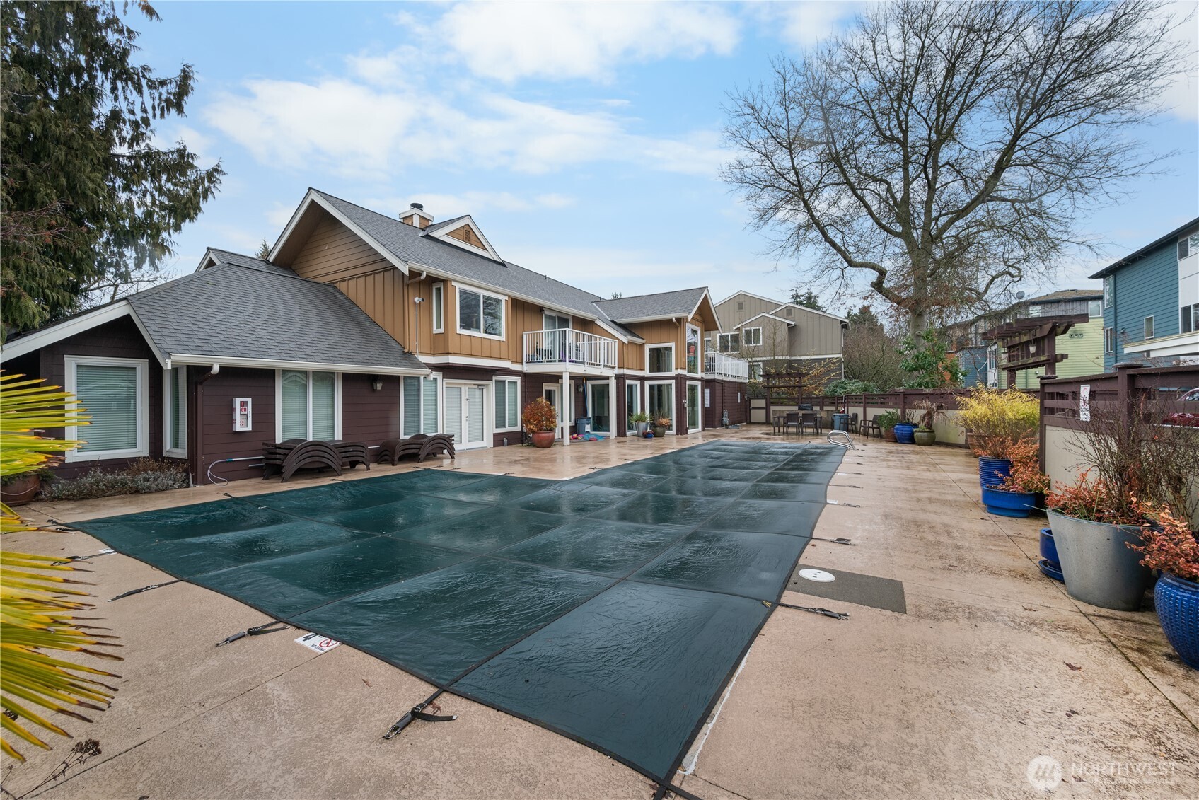 Multiple amenities - pool