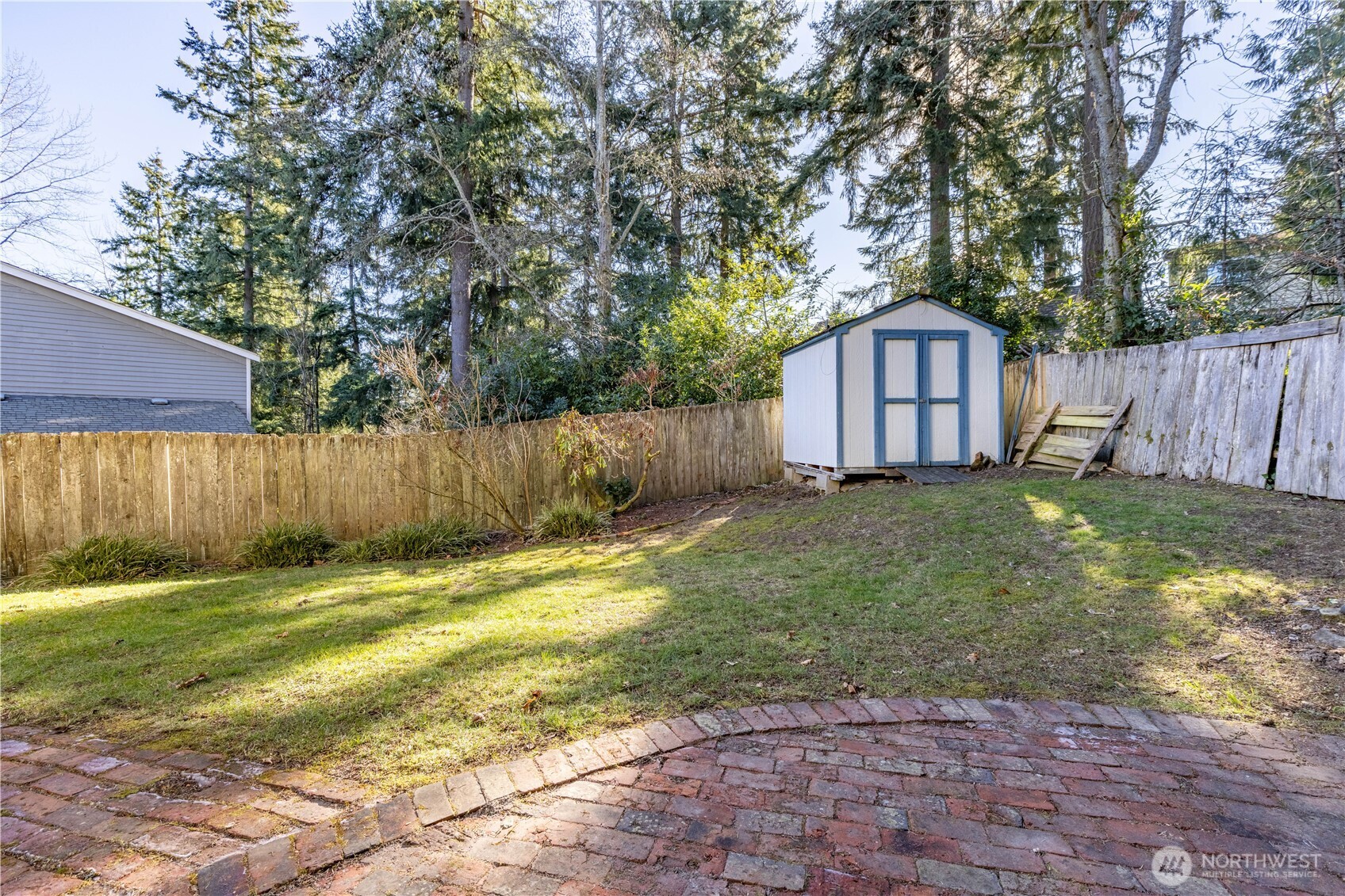 The fenced in side yard also has a medium sized shed.