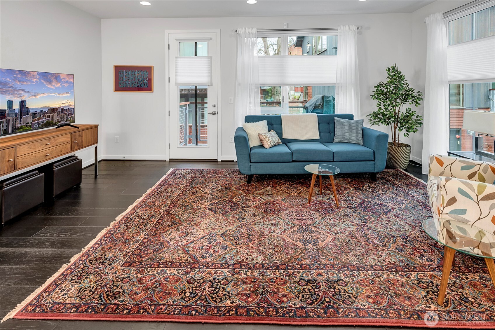 Big Living Room with door to Deck for Barbecuing!