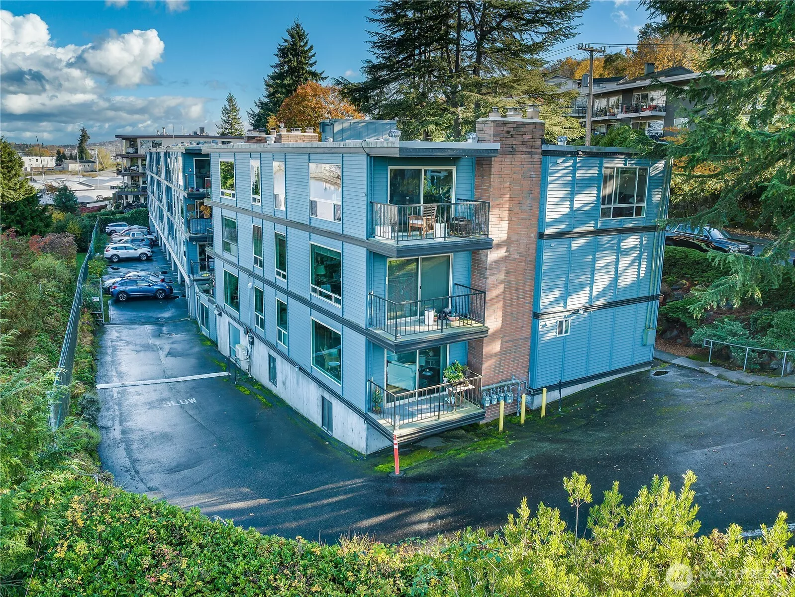Location is ideal for having a quiet sanctuary with easy access to ballard via the footbridge at the locks.