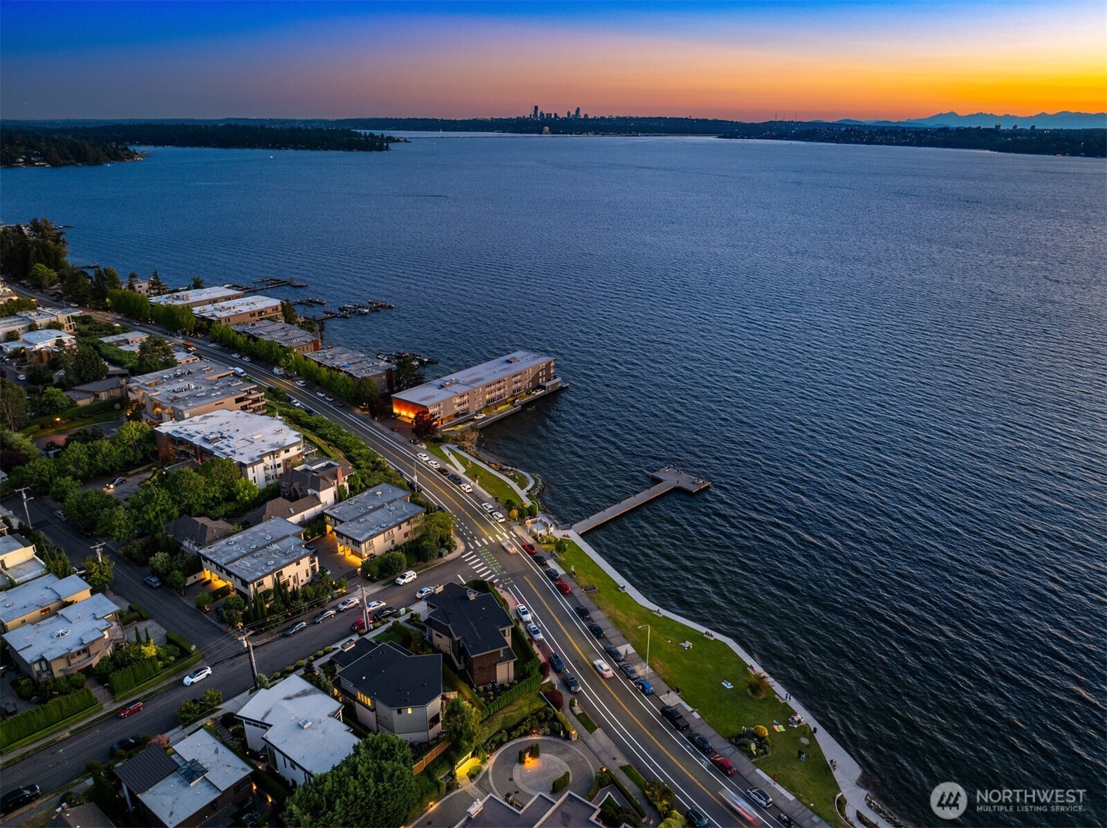 An exceptional Kirkland residence: elevated elegance, refined urban living, captivating views.