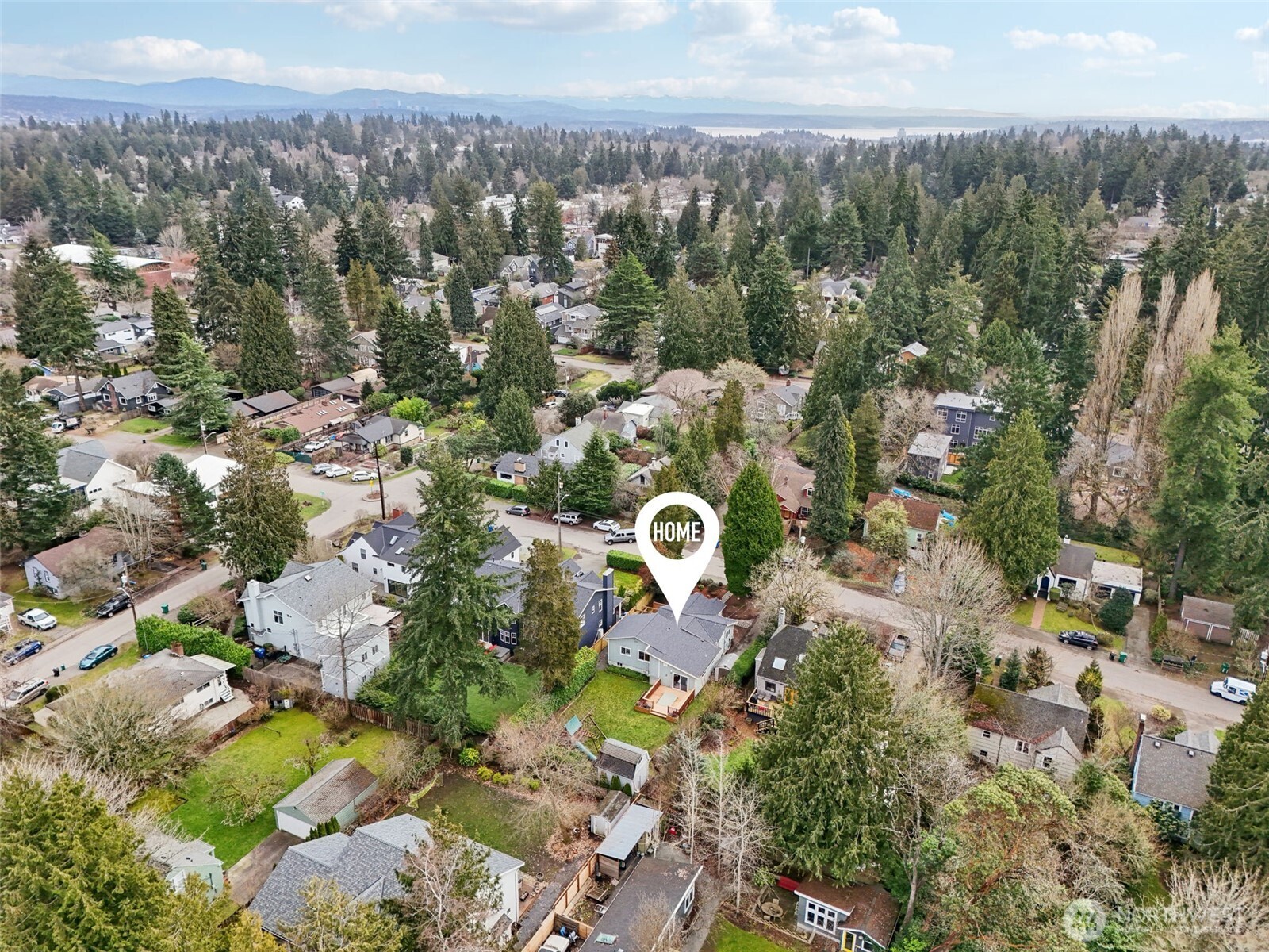 Multiple parks, playgrounds and beaches are within reach from this fabulous area, plus the Burke Gilman Trail is close by!