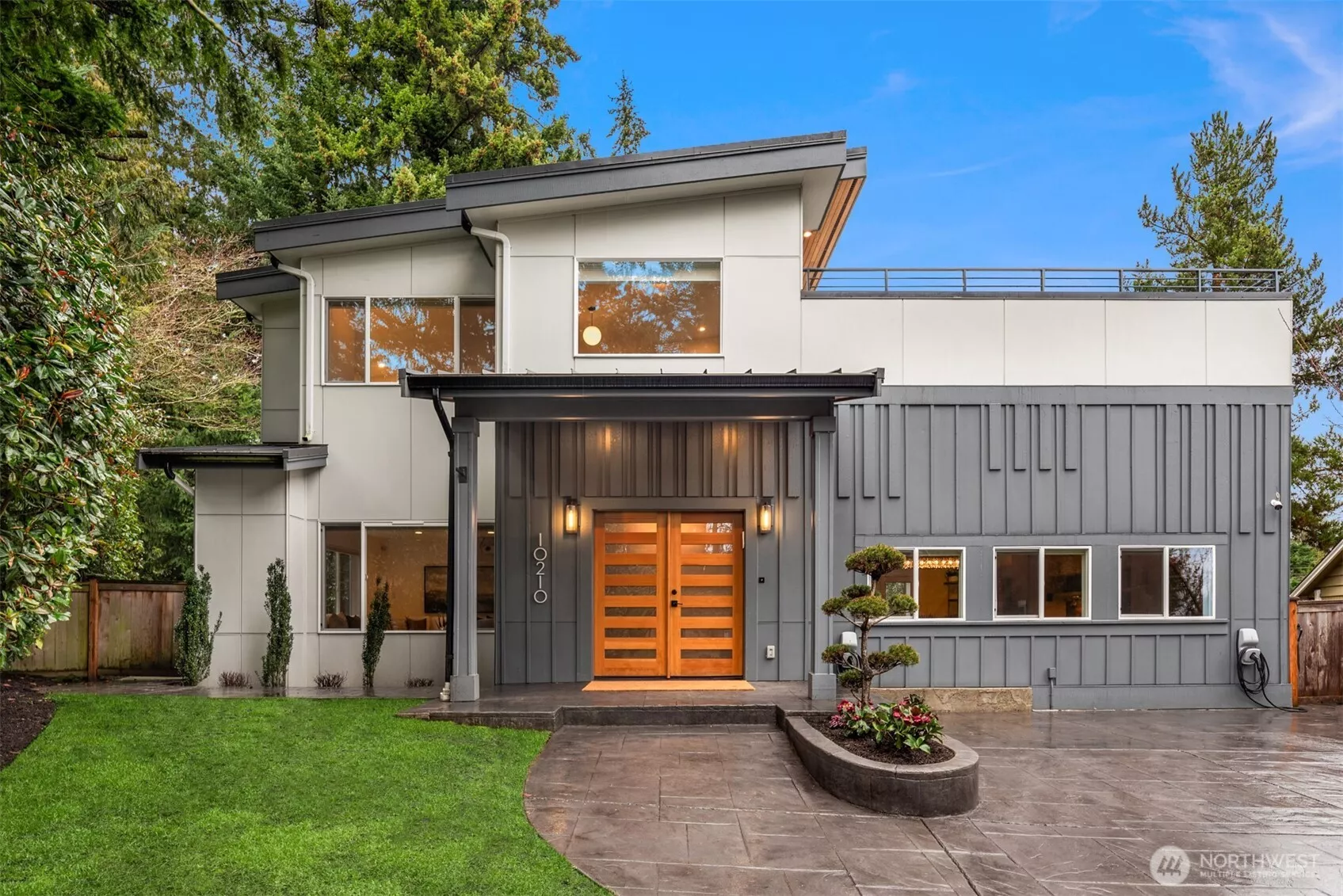 Welcome to your dream home in the heart of Kirkland’s coveted Highlands neighborhood! This stunning modern-style home offers the perfect blend of luxury, functionality, and location.