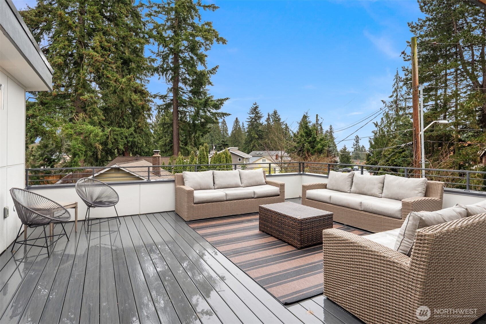 View deck to watch sunsets and fun entertaining!