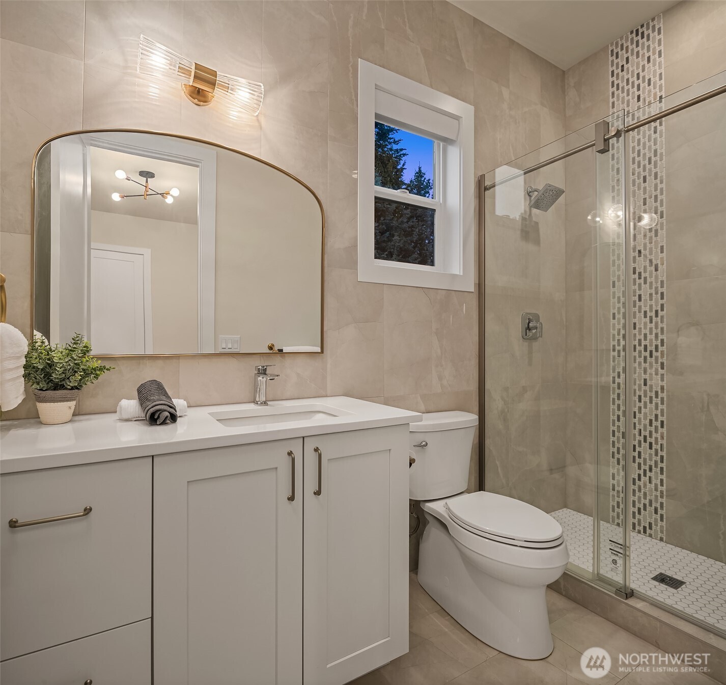 Main Floor Bathroom (Ensuite)