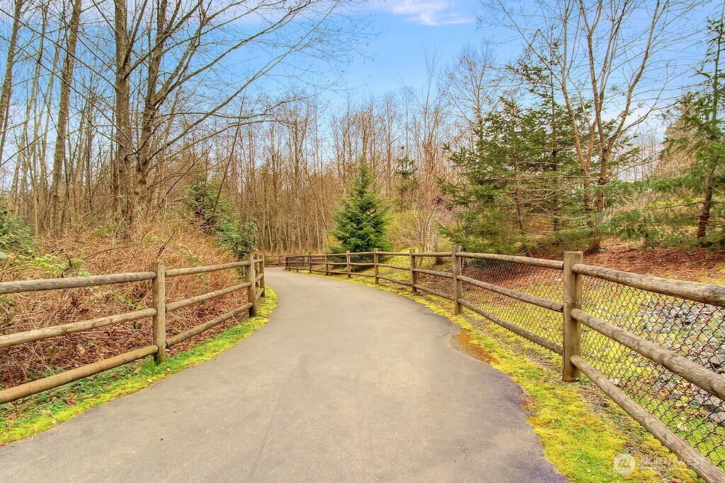 Mill Creek offers an extensive network of 23 miles of nature trails with a beautiful a nature preserve! Nature’s Landing is 1 mile away from Town Center with a nature path connecting them.