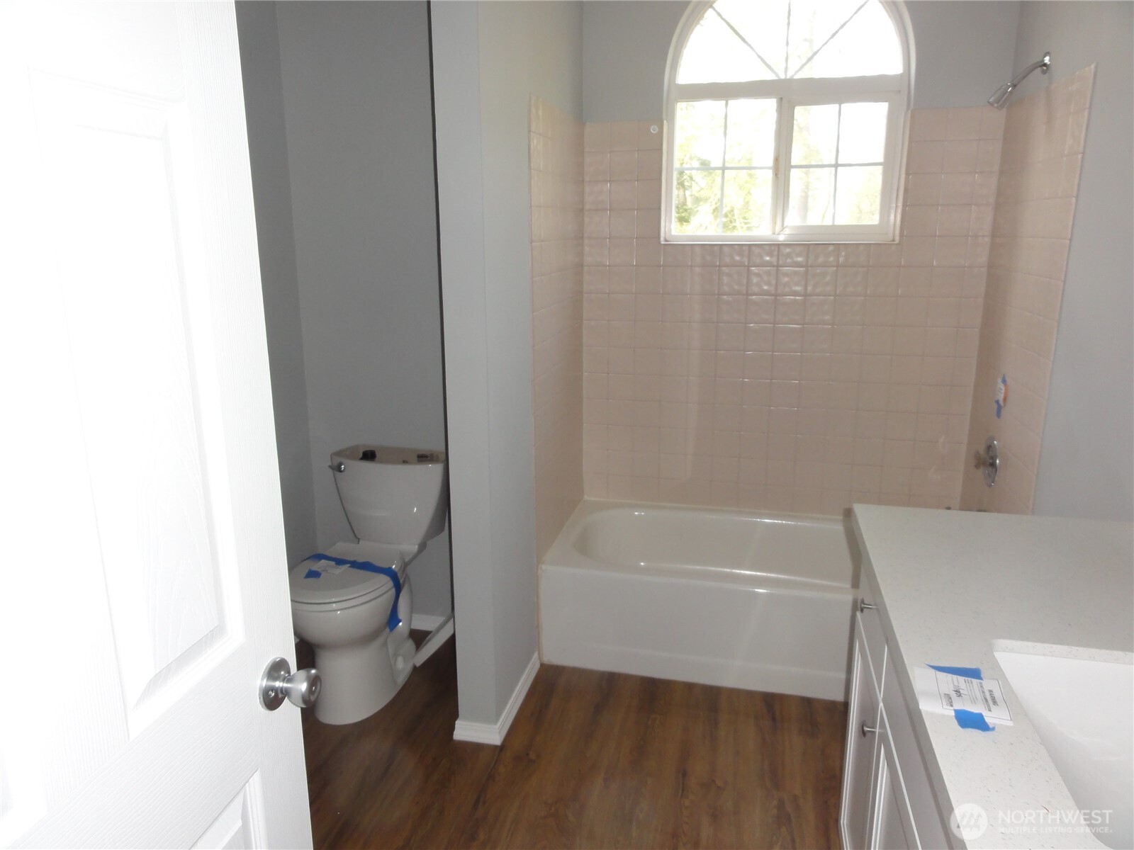 Full bathroom on 2nd floor