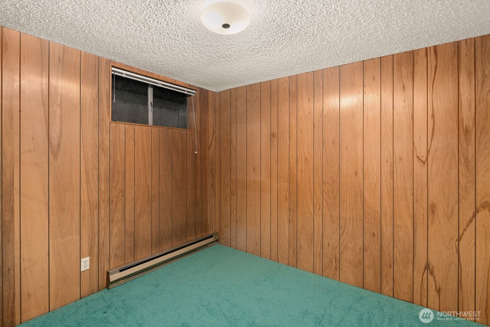 Flexible bonus room/office space (or nonconforming 5th bedroom).