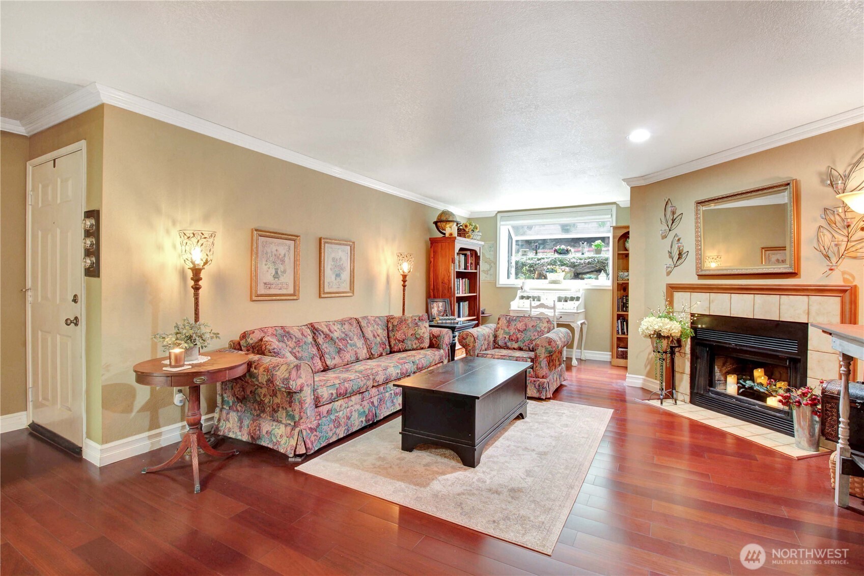 Big livingroom with bay window and office nook